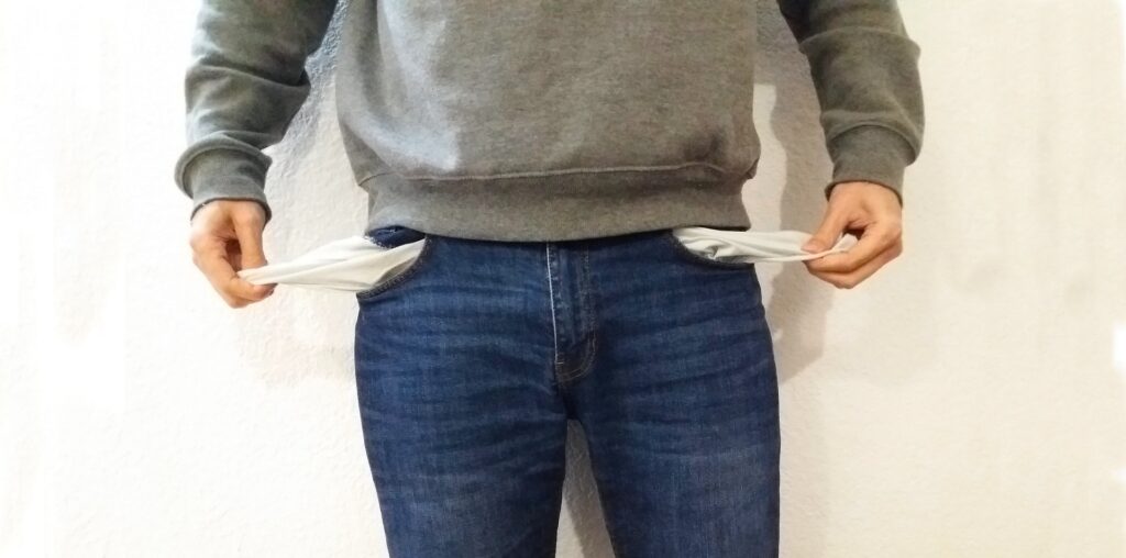 お金を花粉症に使い切ったと表現するイメージ画像